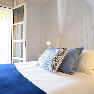 Colonial Apartment